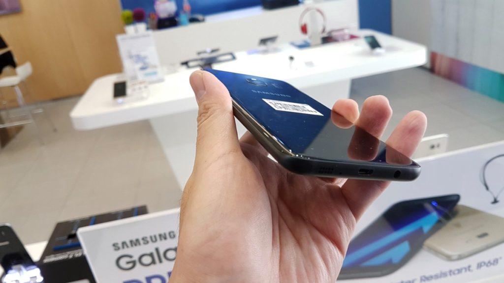 Samsung unleashes Galaxy S7 edge with massive 128GB storage in Black Pearl finish 4