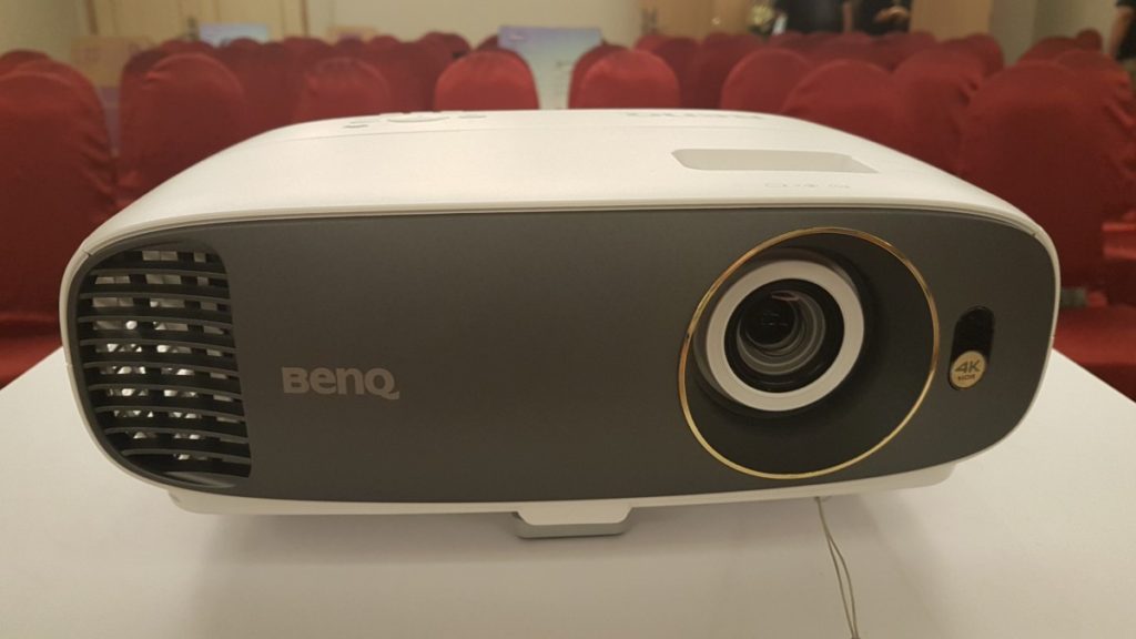 BenQ W1700 front