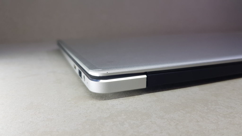 The hinge of the EZBook 3 Pro is plasticky looking but is otherwise quite sturdy