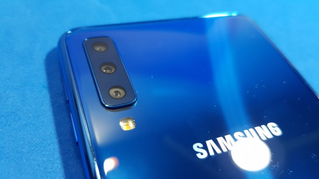 The Galaxy A7 (2018) is Samsung's first triple camera phone. Check out its first Malaysia unboxing 9