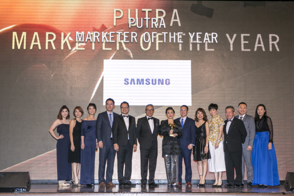 Elaine Soh (centre), Chief Marketing Officer of Samsung Malaysia Electronics, and her team receiving the Putra 2018 Marketer of the Year Award for Samsung’s brand philosophy over the past year.