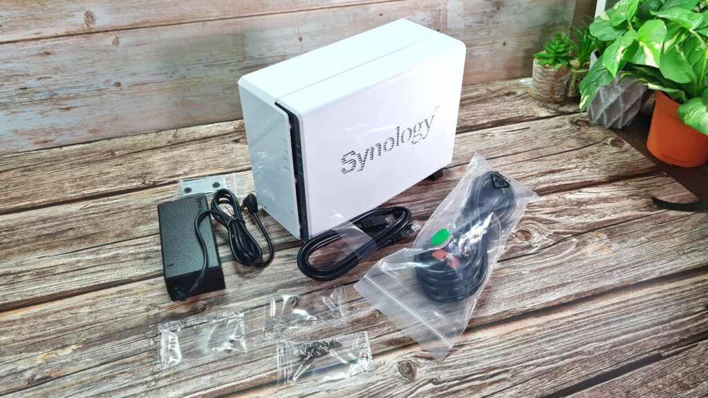 Synology DiskStation DS220j  box contents