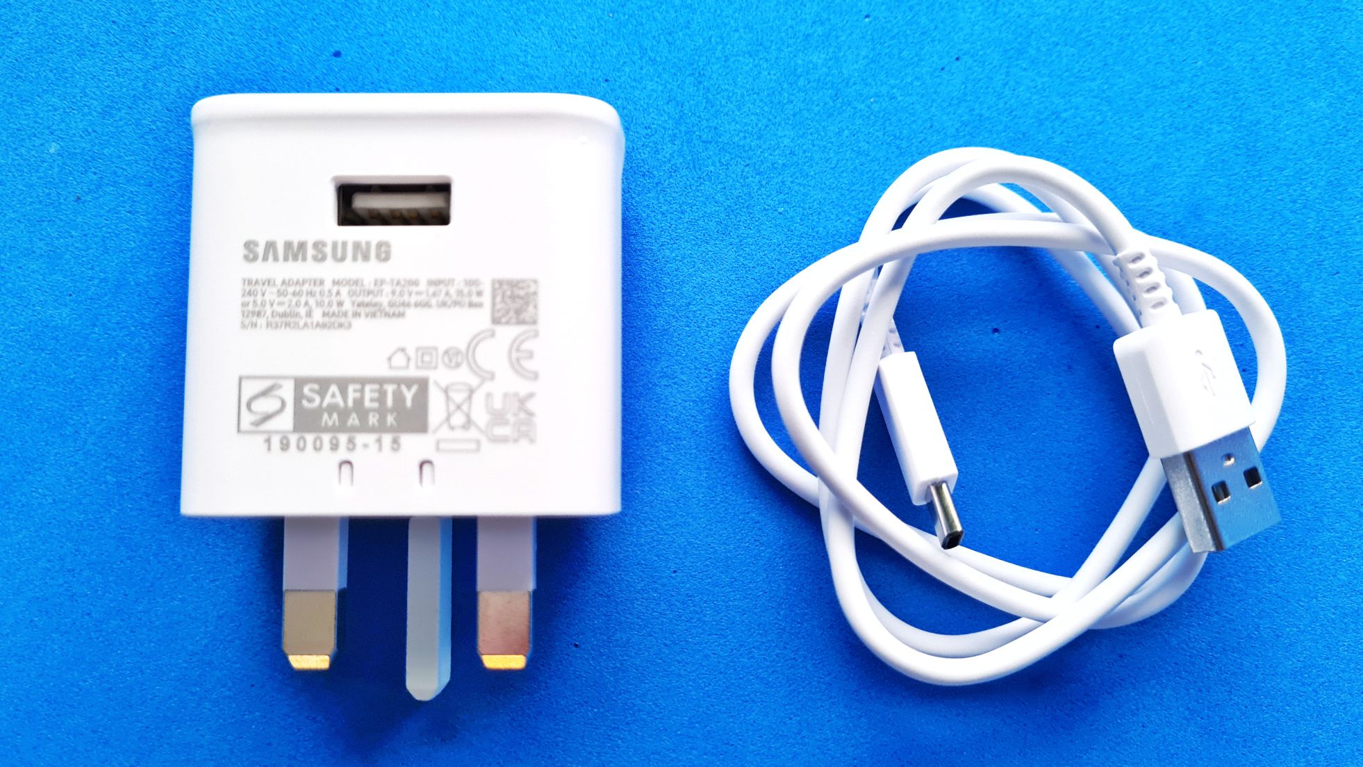 Samsung Galaxy A52 Unboxing cable and charger