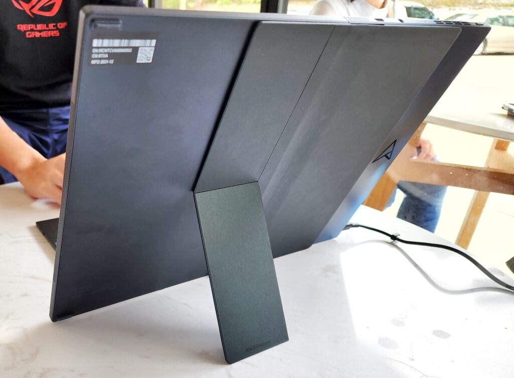 ASUS Zenbook 17 Fold OLED hands-on kickstand