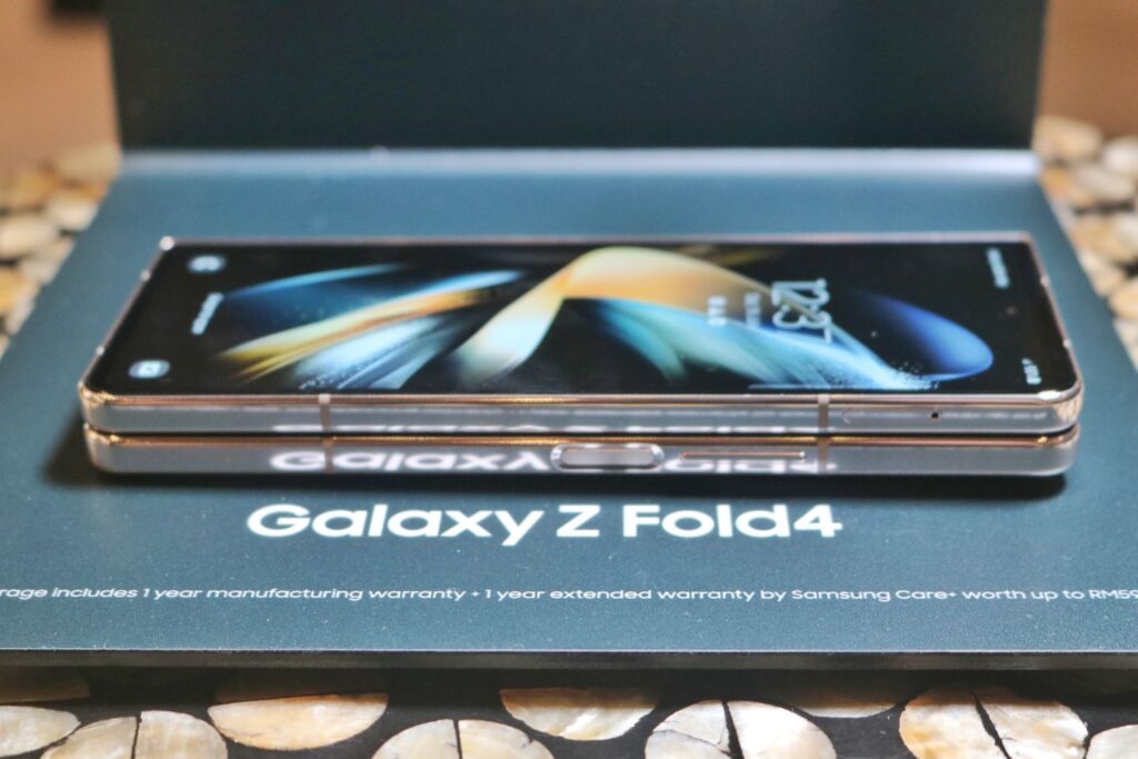 Samsung Galaxy Z Fold4 buttons