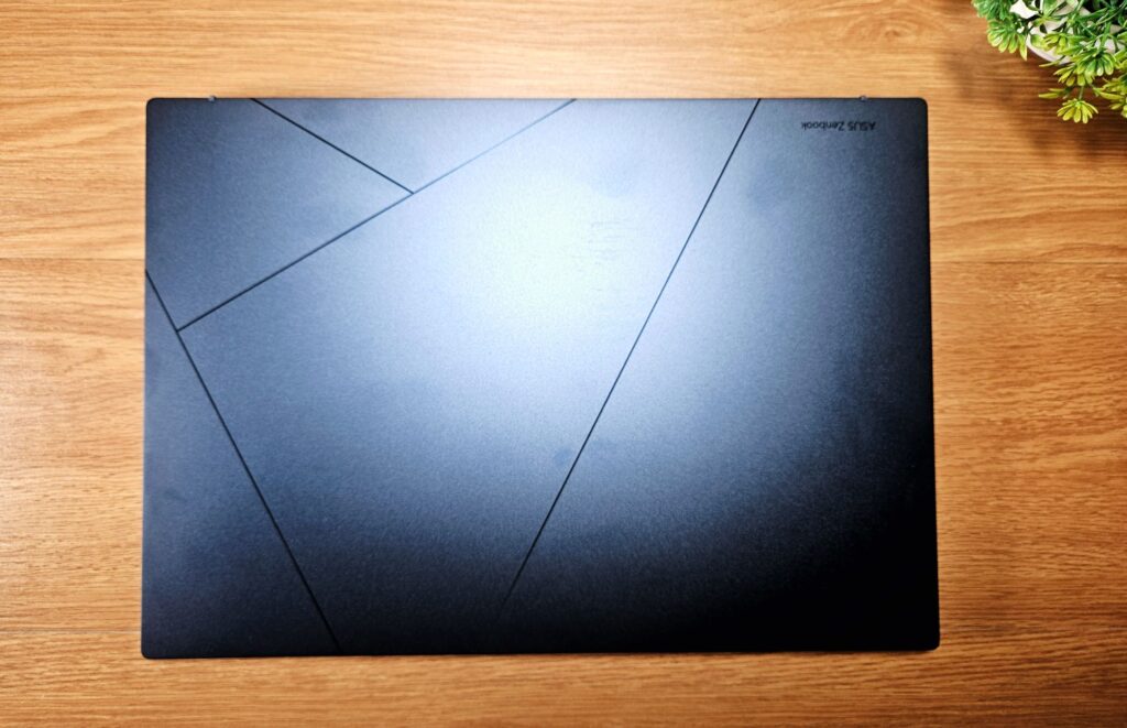 Asus Zenbook 14 OLED UX3405 Review (2024) top lid