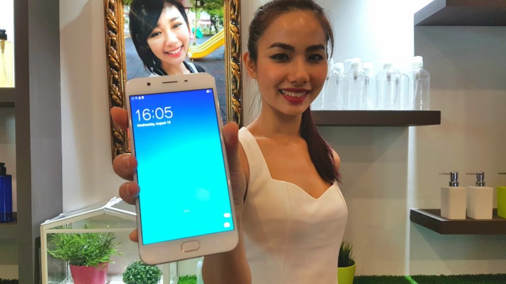 Oppo's selfie-centric F1s phone takes to the field 8