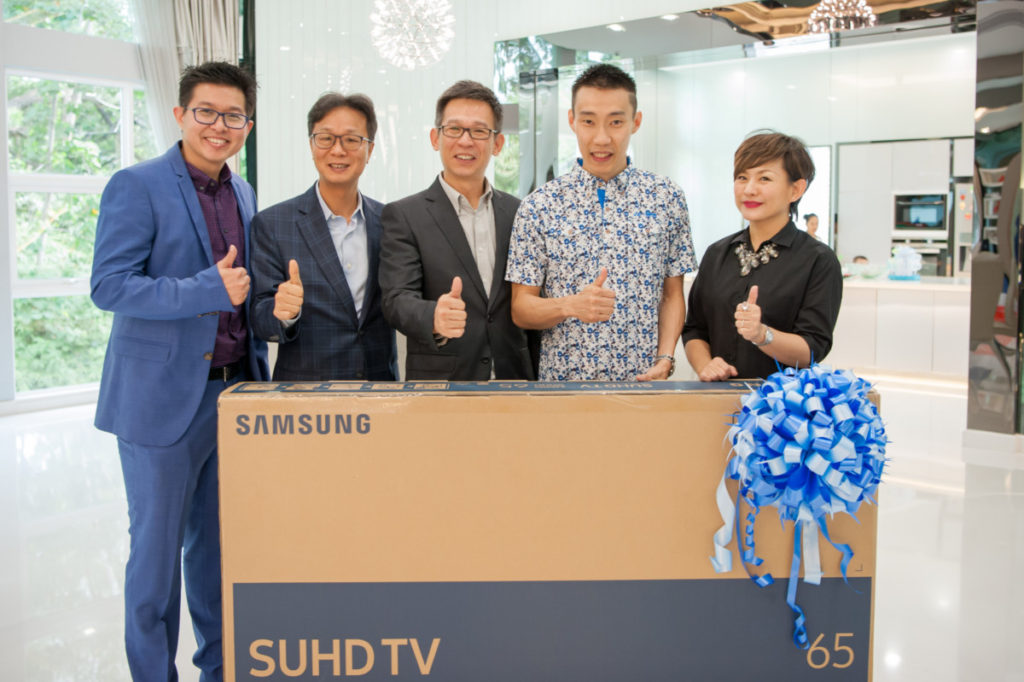 Samsung fetes Dato’ Lee Chong Wei with massive SUHD TV 1