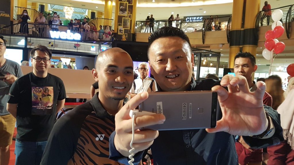 Olympian Azizulhasni Awang graces Huawei P9 roadshow at Pyramid mall 5