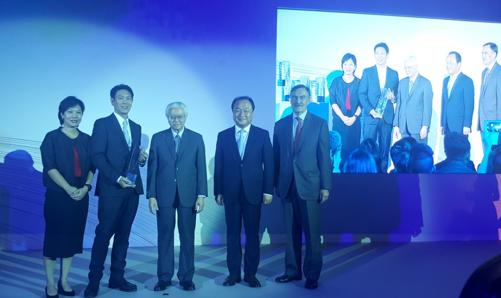 From left: Irene Ng (VP Corporate Marketing), Ken Ding (Head of Product Innovation), President Tony Tan, Yong Sung Jeon (CEO and President) and Robert Tomlin (Chairman, DesignSingapore). 