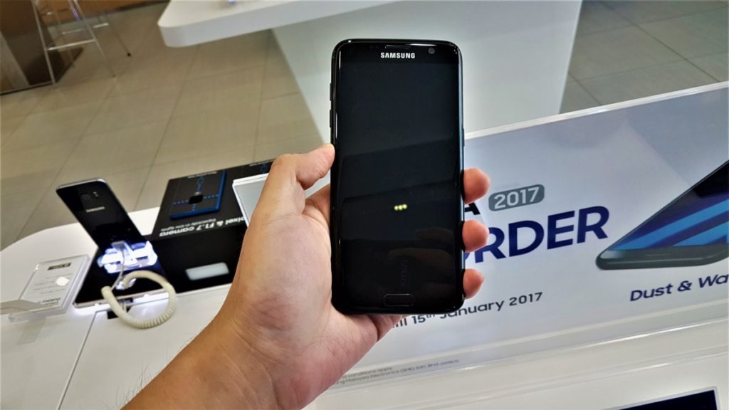 Samsung unleashes Galaxy S7 edge with massive 128GB storage in Black Pearl finish 23