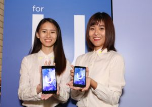 HTC's new flagship U Ultra offers ultra slick mirror finish, AI, secondary display and removes headphone jack 38