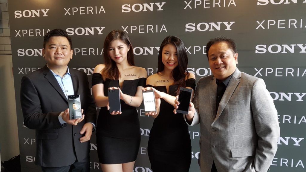  Jason Lam, Channel Specialist, Sony Mobile Malaysia. From right: Andrew Cheong, Country Director, Sony Mobile Malaysia