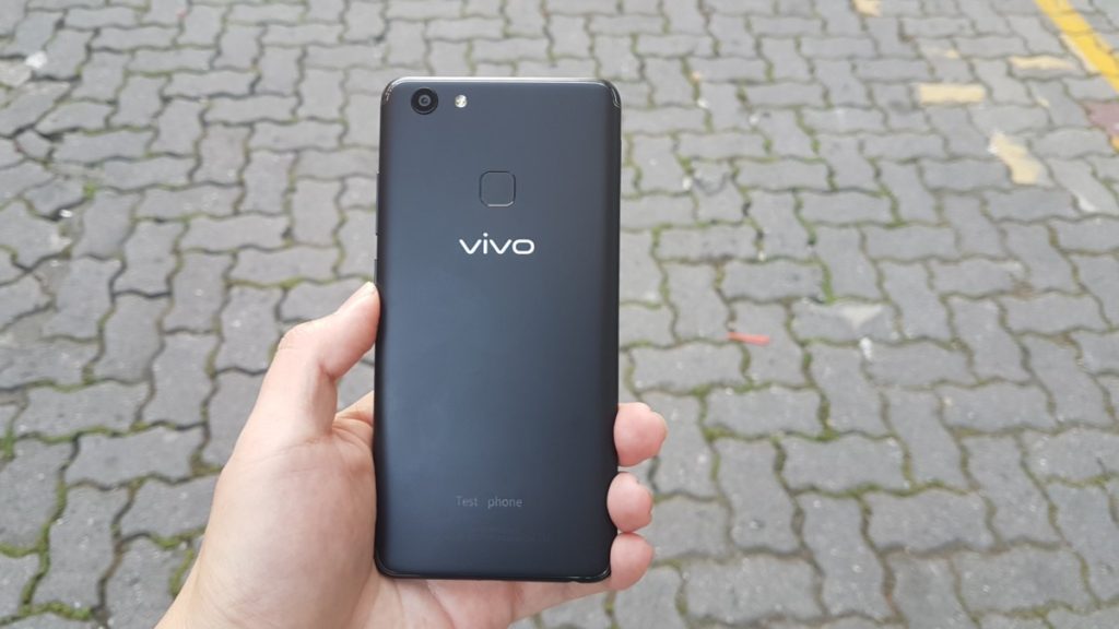 [ Review ] Vivo V7+ The Svelte Selfie Snapper 3