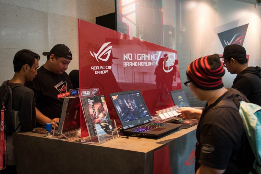 Visitors to the ROG Masters Grand Finals taking a closer look at ASUS' newest gaming rigs