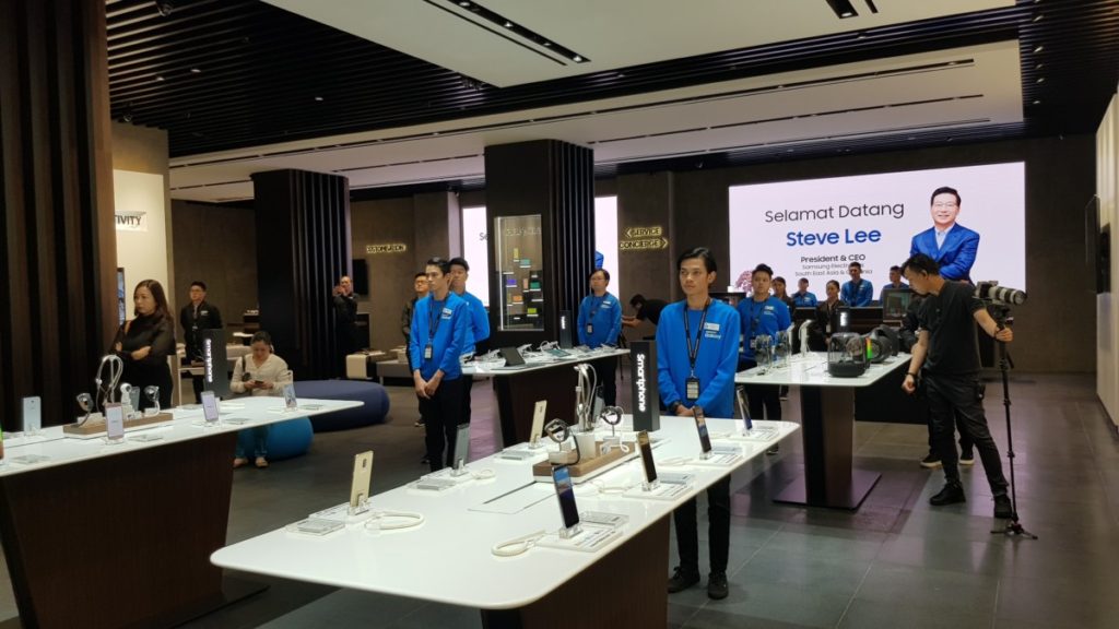 The Samsung Premium Experience store opens at Pavilion mall 6