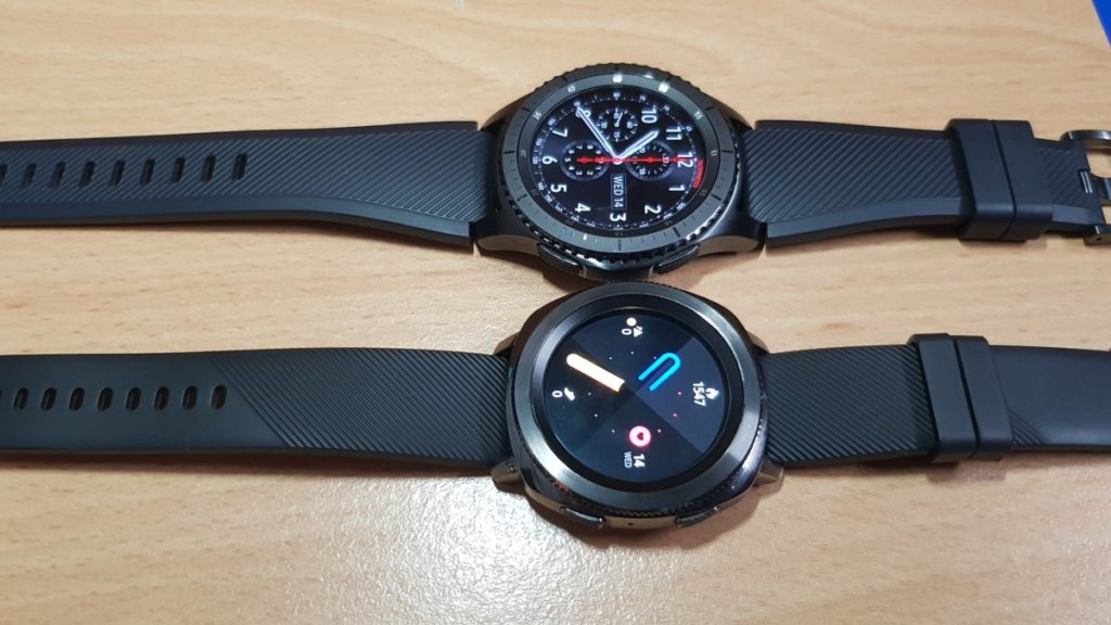 The older Gear S3 Frontier (top) with the near Gear Sport (bottom)
