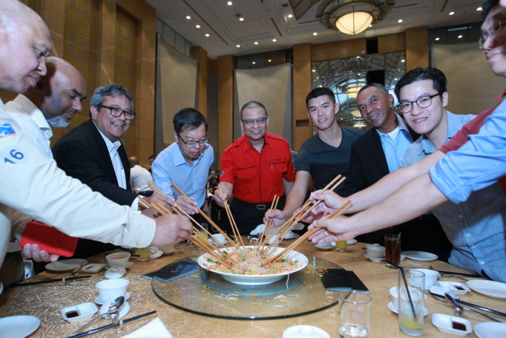 Perodua Auto Corporation Sdn Bhd Vice-President Dato' Zainal Abidin Ahmad (3rd from left), Perodua President and Chief Executive Officer Datuk (Dr) Aminar Rashid Salleh (5th from left) and Perodua Sales Sdn Bhd Managing Director Dato' Dr Zahari Husin (7th from left) tossing yee sang with members of the media at the company's Chinese New Year Luncheon with Media and Business Partners.