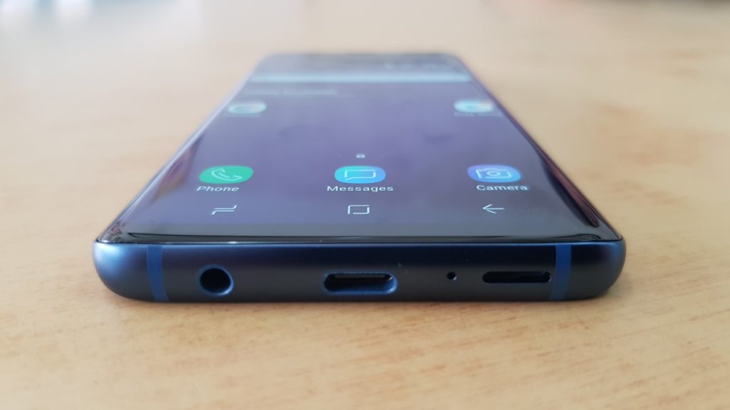 The base of the S9 retains a 3.5mm audio jack, a USB Type C port and a speaker to complement the one placed just above the display.
