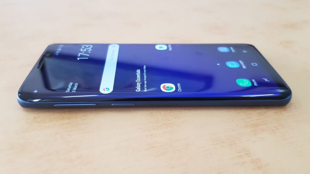 The left side of the Galaxy S9 hosts a volume rocker and the dedicated button to summon Bixby