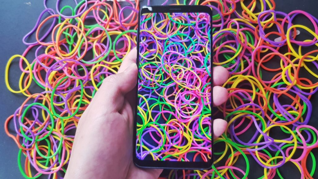 The Galaxy S9's Super AMOLED display proved to be vibrant enough to capture the hues of these multi-coloured rubber bands.