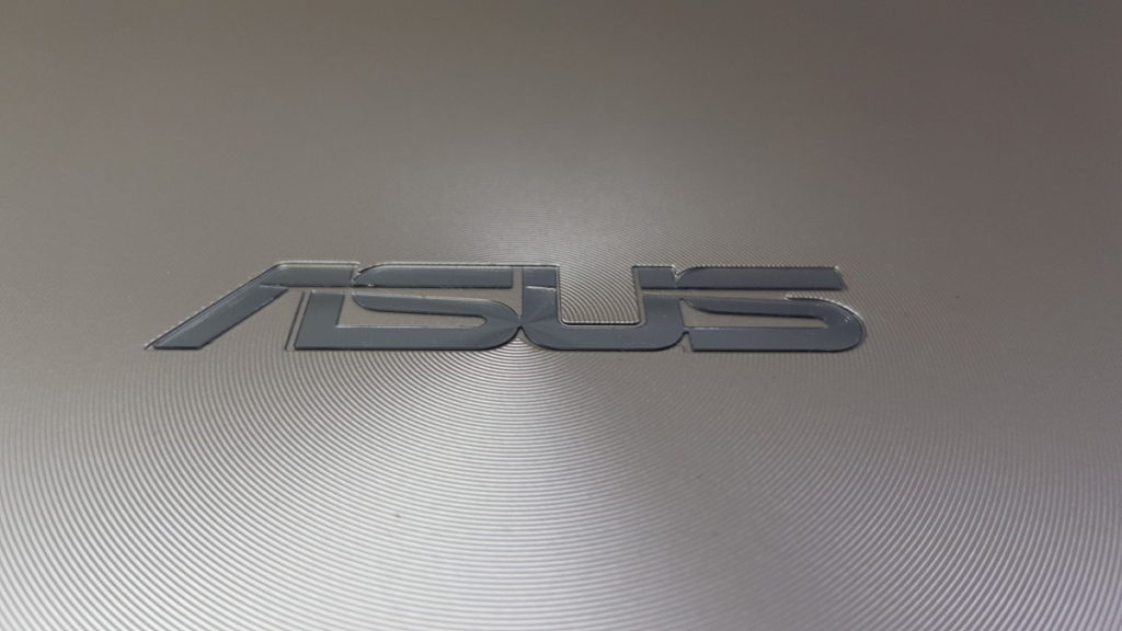 Asus Vivobook A510UF logo closeup