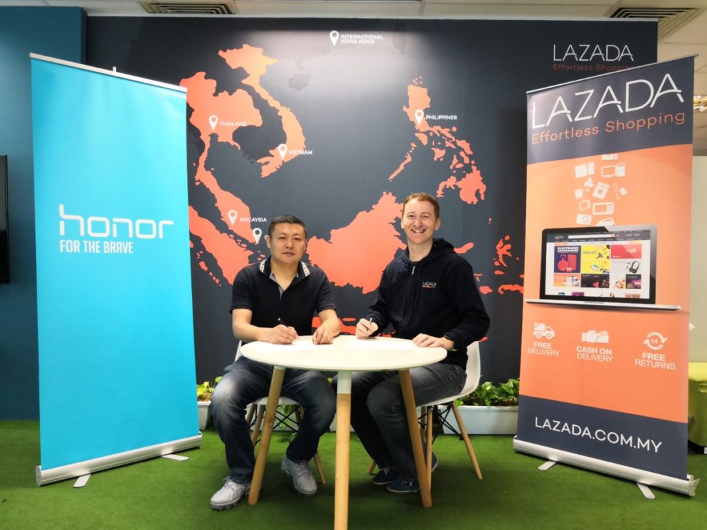 Zhao Zhiwei, Head of honor Malaysia and Simon Patterson, Chief Business Officer of Lazada Malaysia.