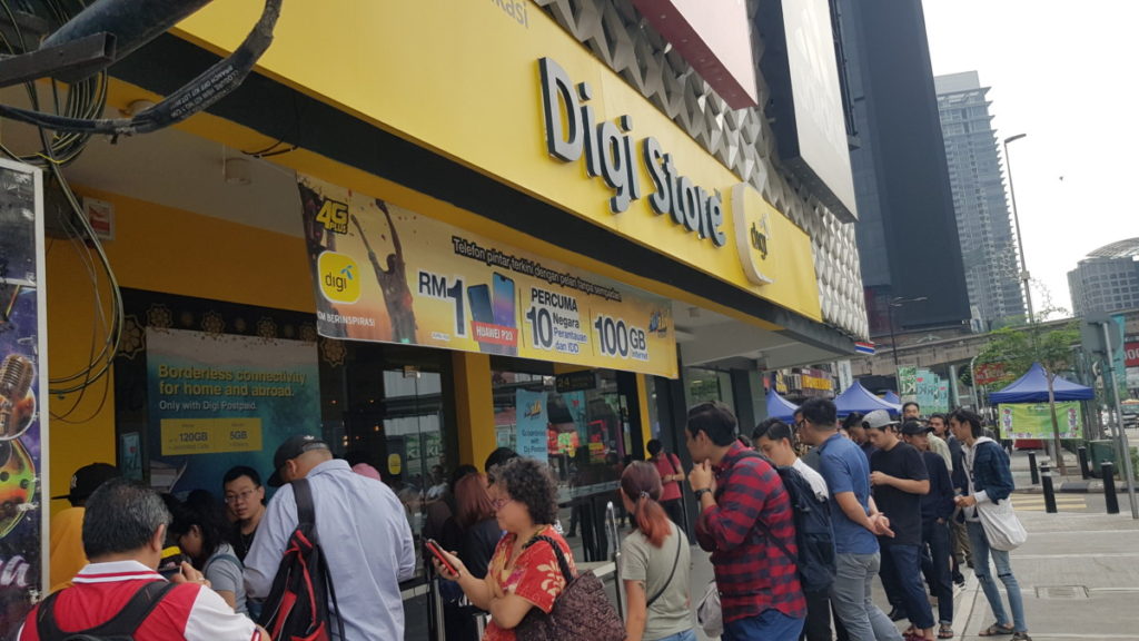 Eager customers were queuing up in front of the Digi Store at Bukit Bintang since midnight