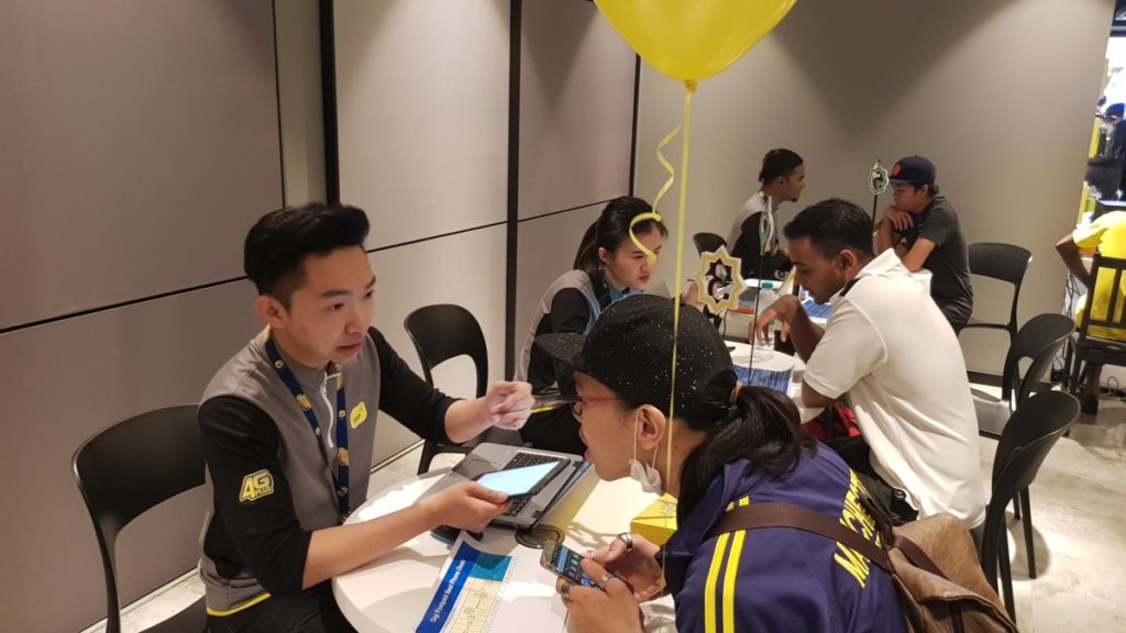 Customers taking advantage of the Digi Rah Rah Internet campaign that offers the Huawei P20 Pro Twilight at RM1