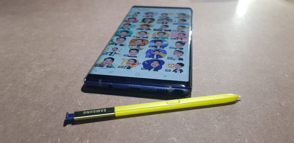 Find out how the Galaxy Note9's AR Emoji and S Pen can class up your messaging game 4