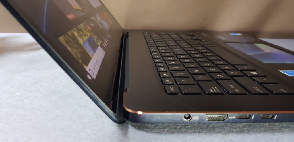 [Review] Asus Zenbook Pro 15 UX580G-EE2030T - ScreenPad Sensation 4