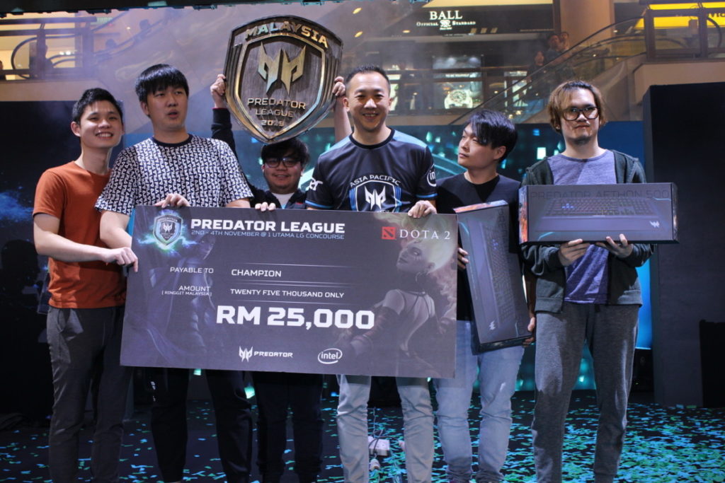 IMG_0619 - Asia Pacific Predator League 2019 - Malaysian Champion for DOTA2 with Acer Malaysia Director of Consumer Business and Product Johnson Seet