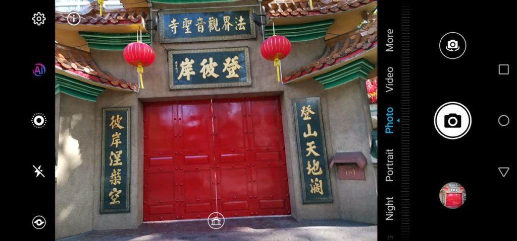 The AI of the Honor View20 is intuitive enough that it is able to identify that this is a Chinese temple and adjusts settings accordingly. Many other phones will tag it as just a building.