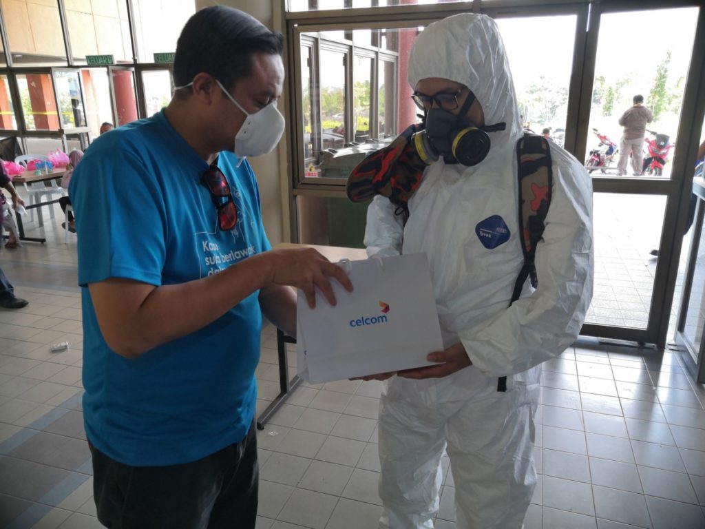 Celcom aids Pasir Gudang victims 3