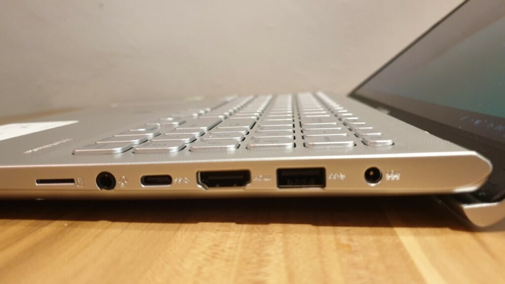 Asus VivoBook A512 right side