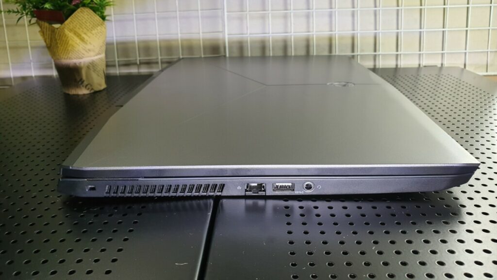 Dell Alienware M17 [Review] - Glorious Gaming Goliath 2
