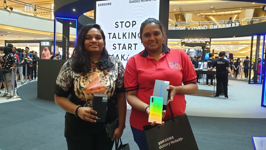 Galaxy note 10 roadshow sisters