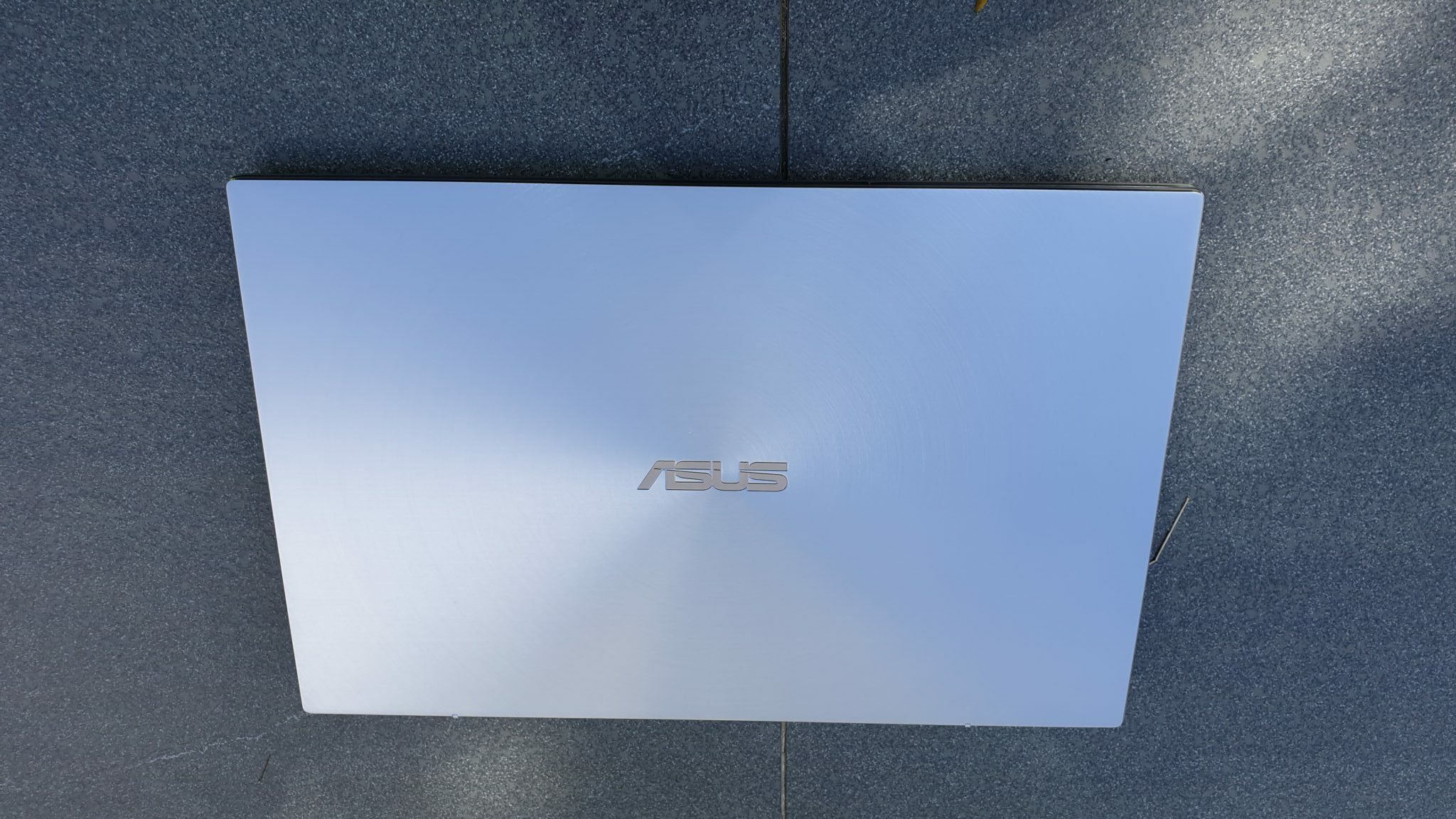First Look at the Asus ZenBook 14 UM431 notebook 2
