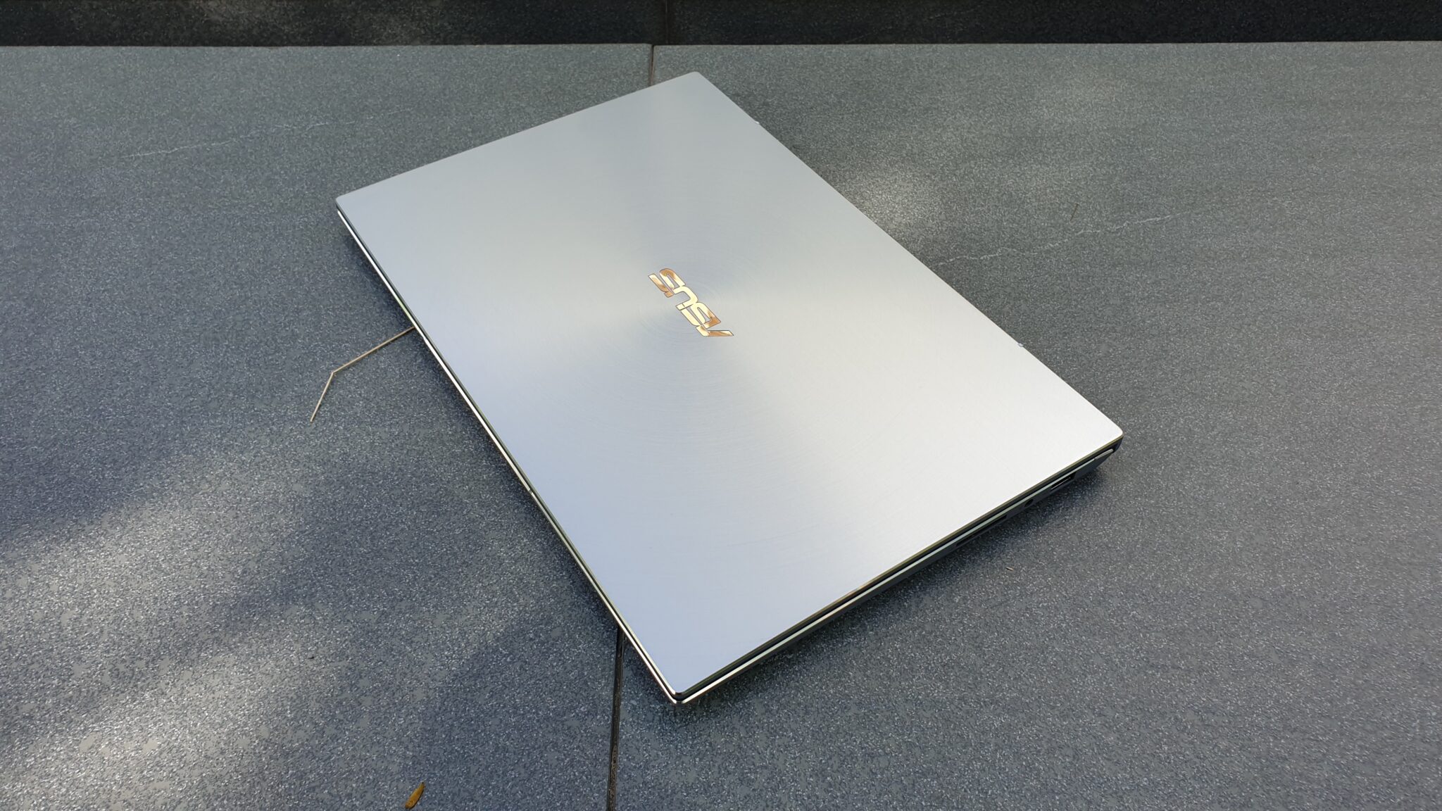 Asus ZenBook 14 UM431 angled
