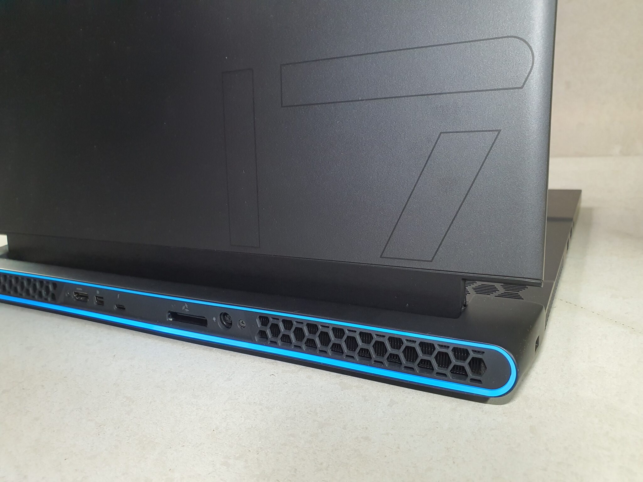 Alienware M17 R2 review - There’s light on the dark side (of the moon) 1