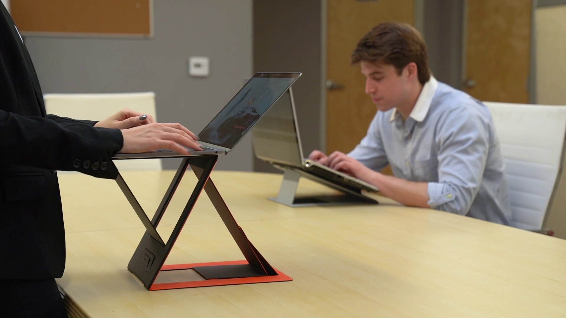 The Moft Z Is A Super Portable Standing Desk That S Hitting
