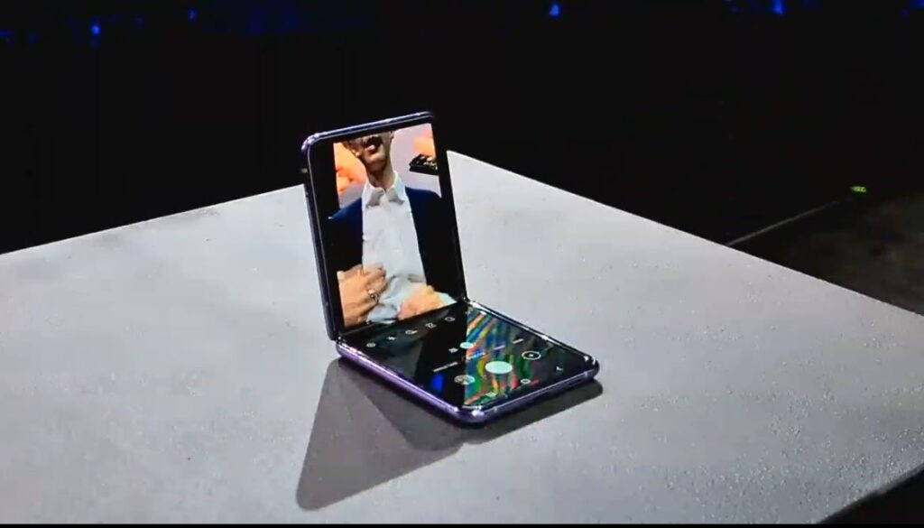 Samsung Galaxy Z Flip selfie mode