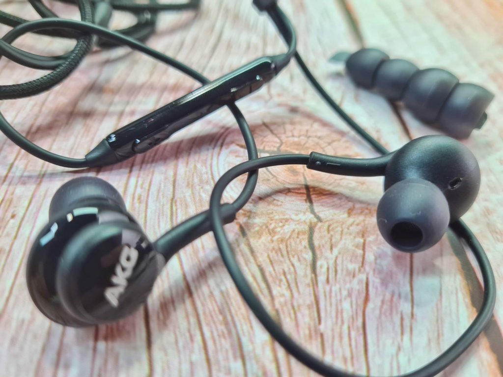 Galaxy Note 20 series unboxing AKG earbuds