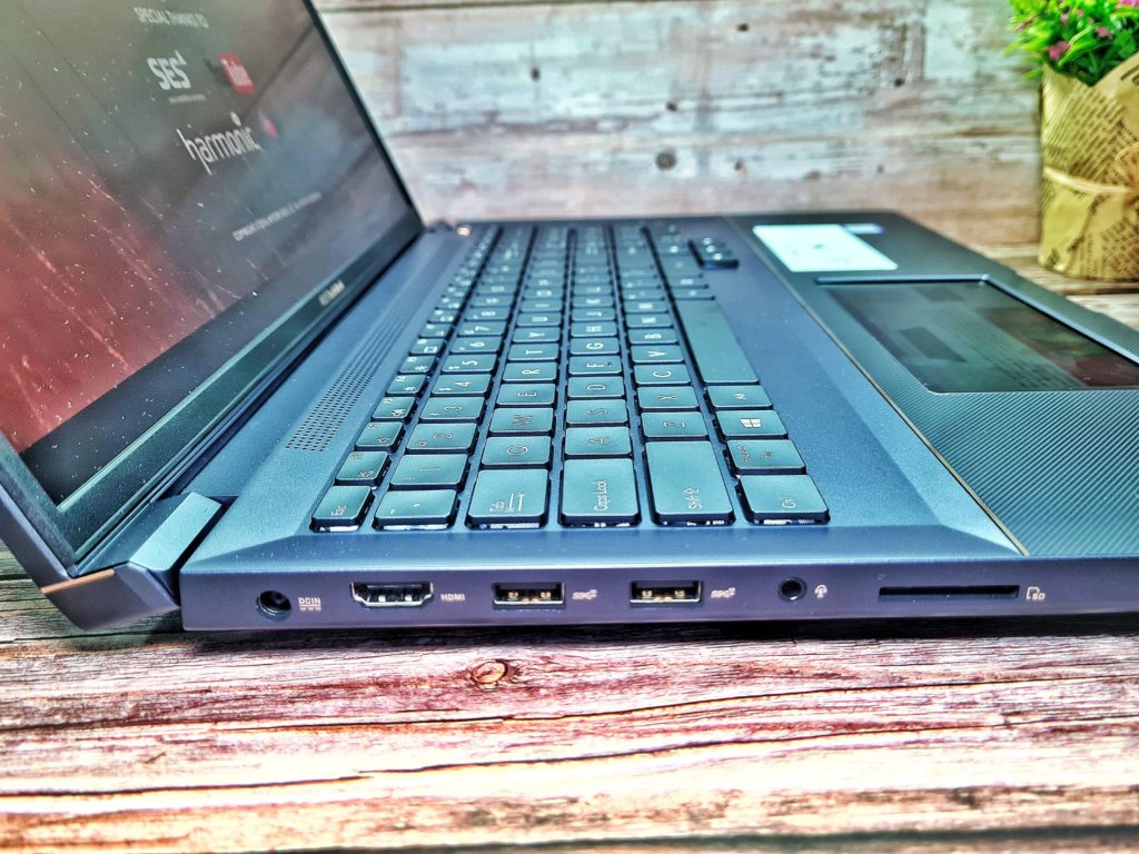 ProArt StudioBook Pro X W730G left side