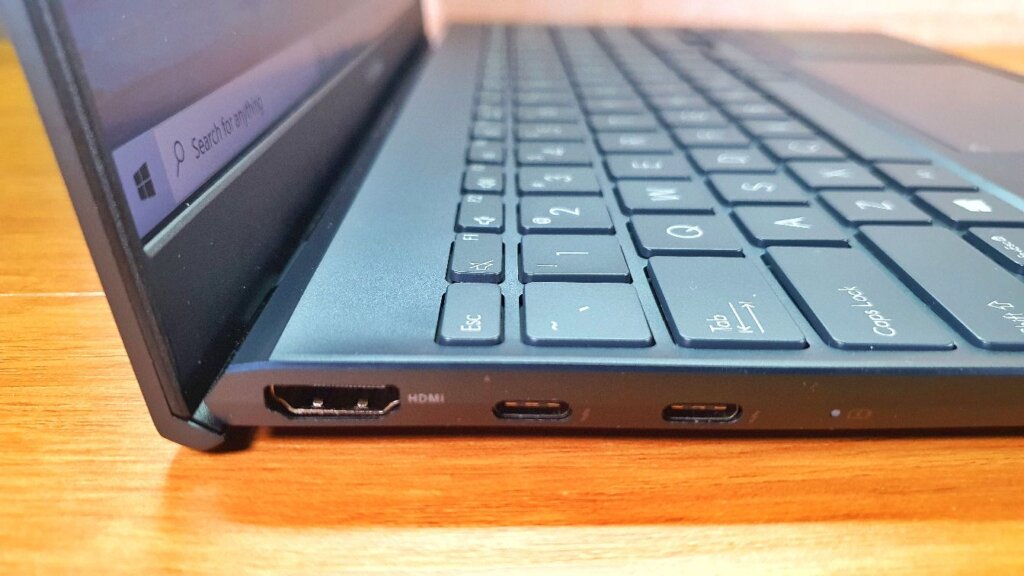 ASUS ZenBook 14 UX425EA review left