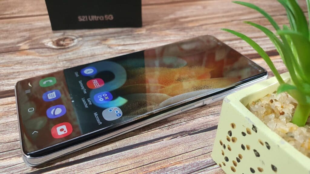 Samsung Galaxy S21 Ultra Samsung Galaxy S21 series angled