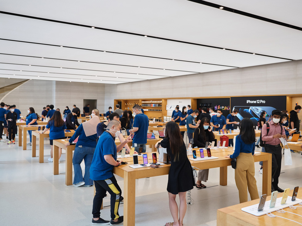 An image of an Apple Store in Singapore at the recent iPhone 12 launch
