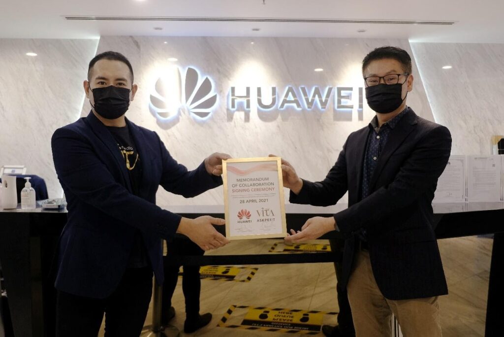 Mr. Kiro Tan, VITAMEDIA CEO and Mr. Lim Chee Siong, Huawei Malaysia Vice President of Cloud and AI, holding up a plaque to commemorate the Memorandum of Collaboration (MoC)