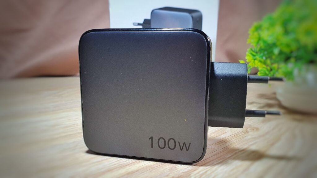 UGREEN 100W GaN Fast Charger Review side view