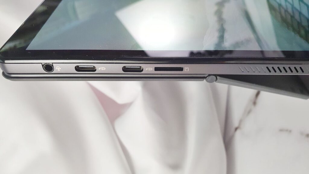 Asus Vivobook 13 Slate OLED Review ports